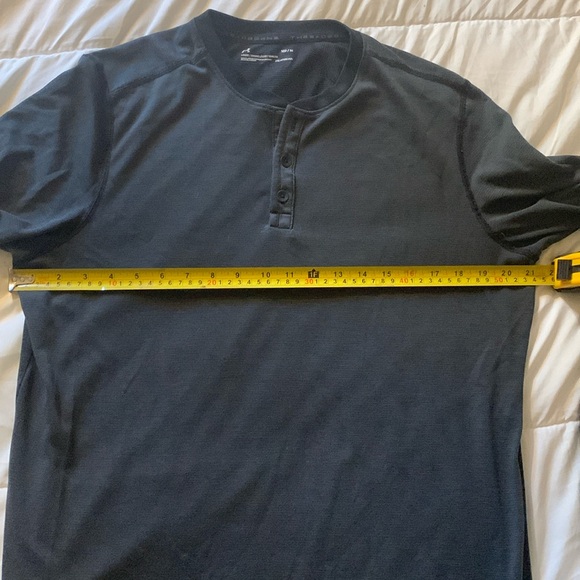 2 Under Armour shirts - Medium - Picture 4 of 5